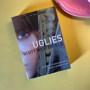 📚 3/$10 Uglies by Scott Westerfield